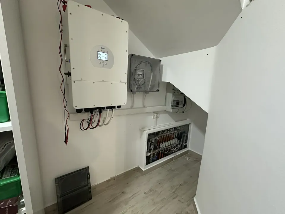 Invertor Deye montat sub scară
