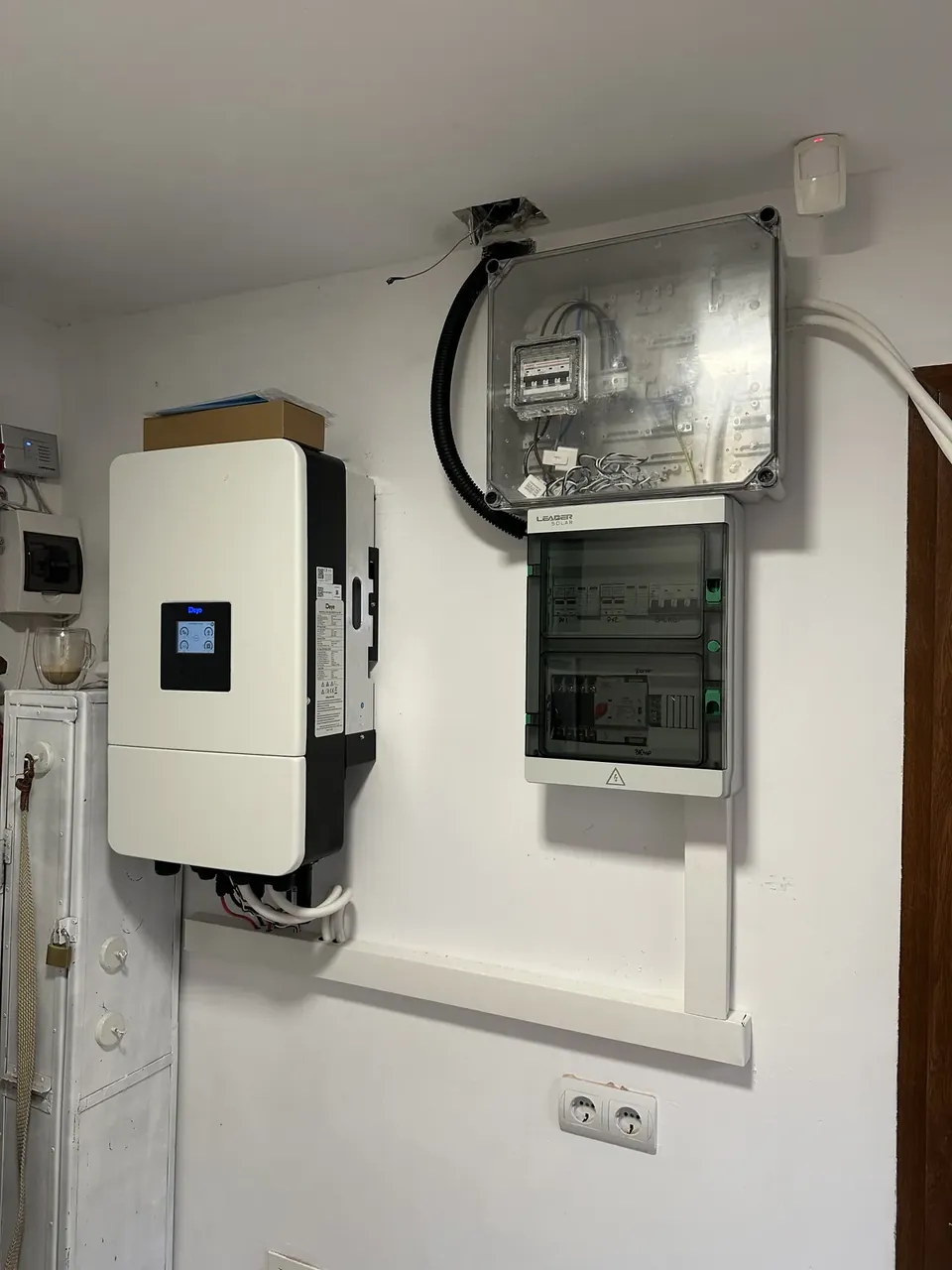 Invertor hibrid Deye, montaj compact