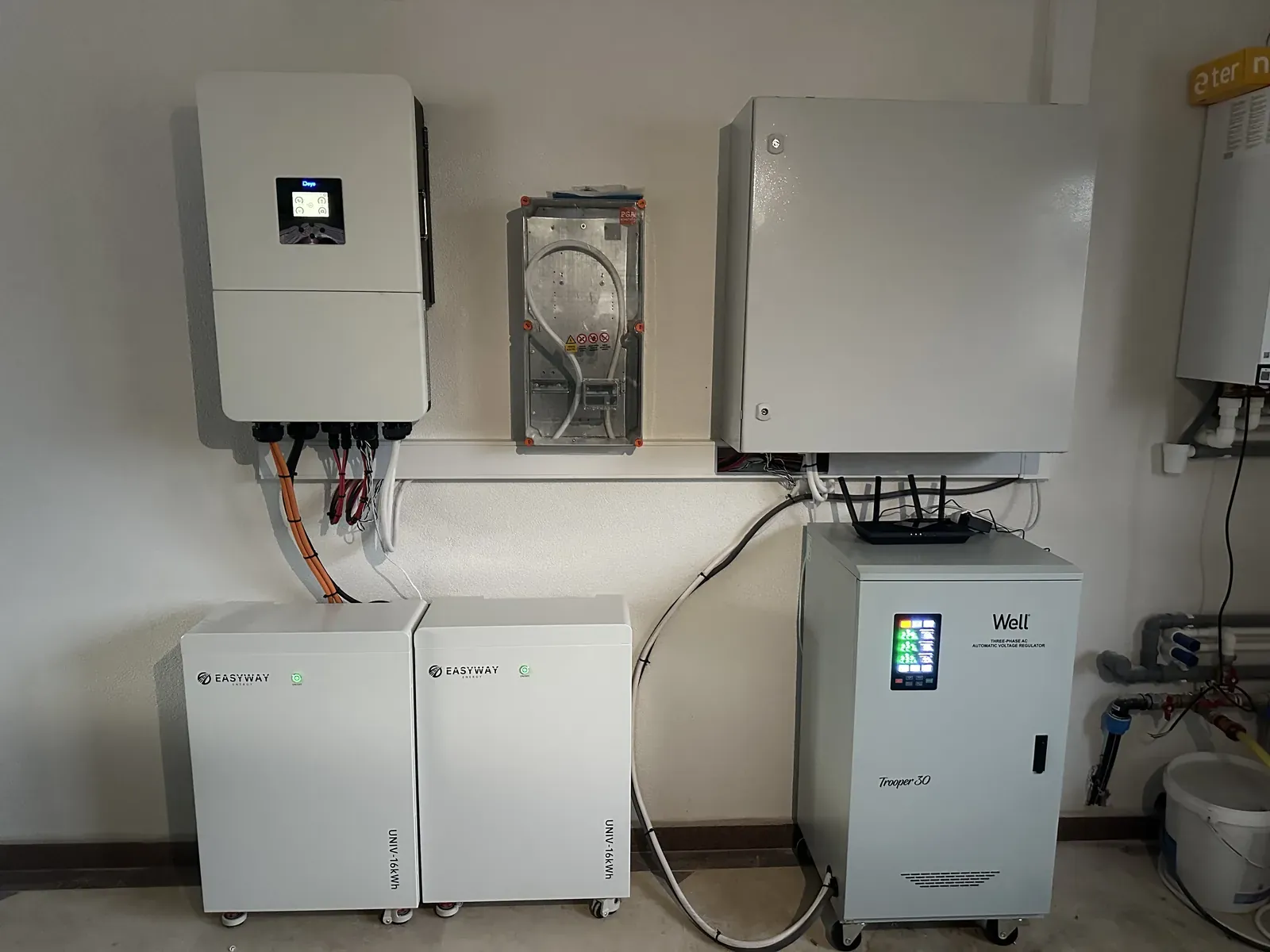 Din teren: sistem hibrid trifazat cu 32 kWh și stabilizator de tensiune